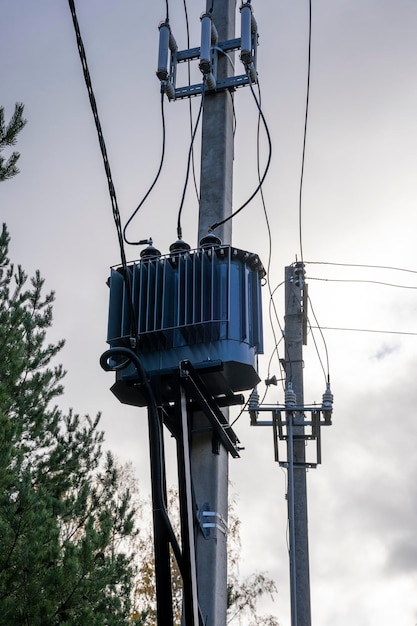 Transformador de rede instalado e fixado em poste de concreto armado