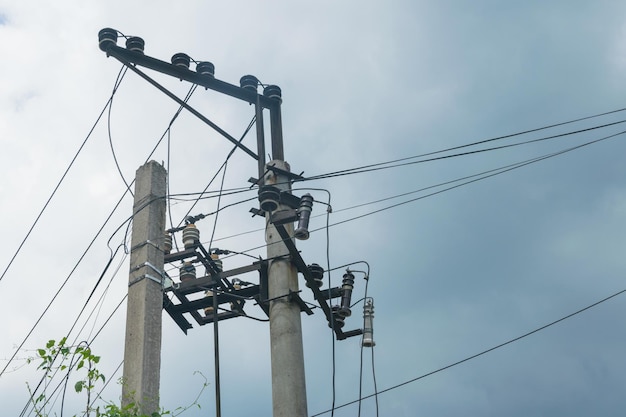 Transformador eléctrico en el poste