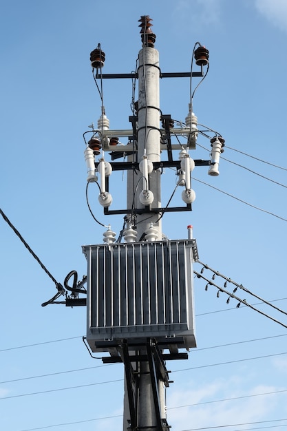 Transformador montado em um poste no céu azul