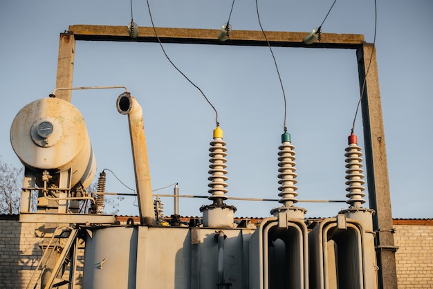 Foto transformador de potencia en la subestación eléctrica. ingeniería de la energía. industria