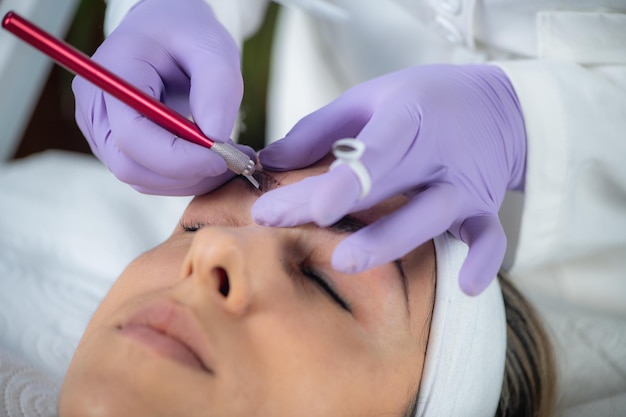 Transformation der Augenbrauen durch professionelle Microblading-Dienstleistungen im Schönheitssalon Techniker, der Präzision und Sicherheit gewährleistet und natürliche Augenbrauen hinterlässt