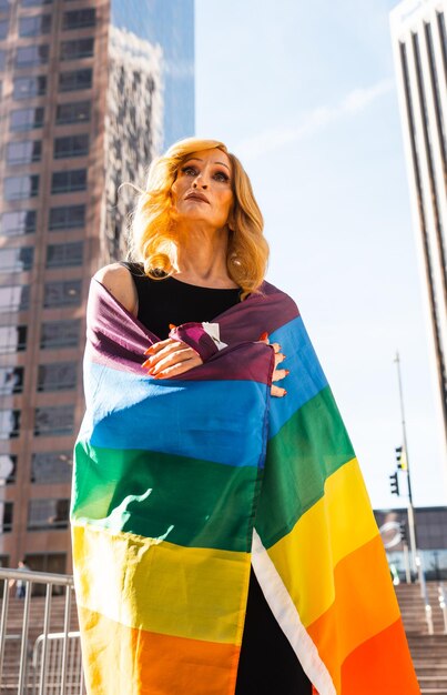 Transgender-Geschäftsfrauen-Lifestyle-Momente in der Innenstadt von Los Angeles