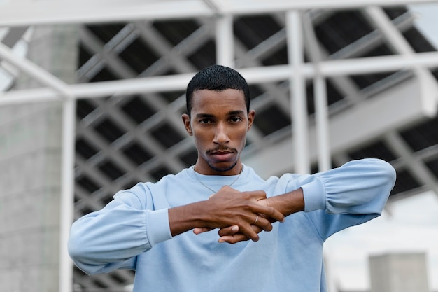 Foto transgender-posing mit mittlerer aufnahme