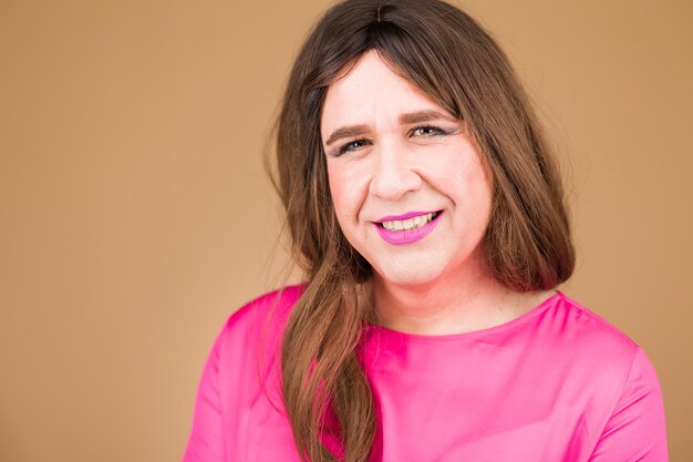 Transgénero hispano mujer madura retrato de la cabeza igualdad LGBT para mujer de negocios