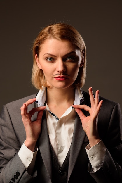 Foto transgênero lgbt lgbt questões mulher com bigode mulher vestida de homem terno orgulho identidade