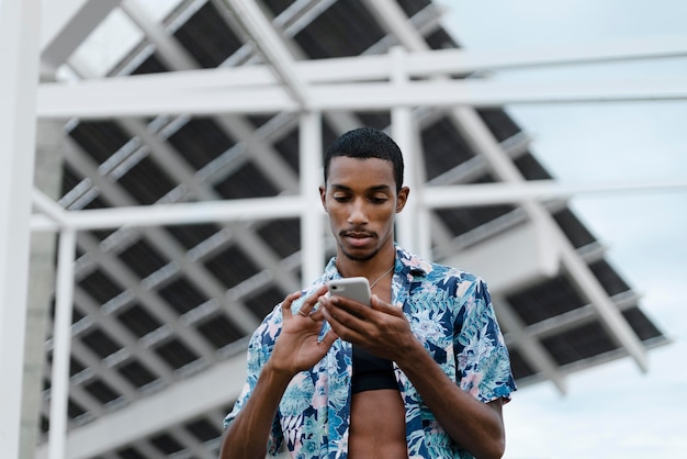 Foto transgénero de tiro medio con smartphone