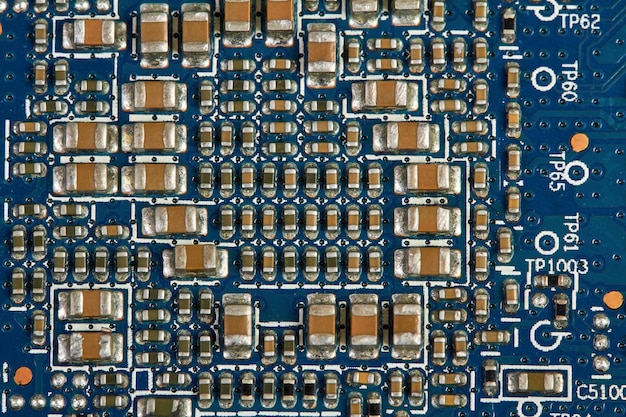 Transistores de capacitores de resistores em uma placa de circuito impresso de computador eletrônico