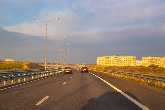 Trânsito na estrada ao amanhecer em um dia de verão