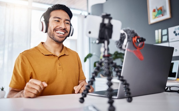 Transmisión de sonrisas y un hombre asiático con un teléfono para una comunicación de videollamada o podcast Feliz risa y empresario hablando en una transmisión móvil de seminario web o grabando una conversación en la oficina