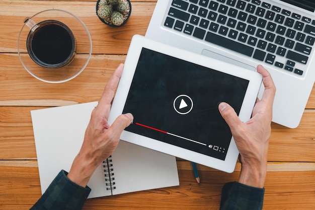 transmisión de video en internet Persona que ve películas o series de televisión en línea en una computadora portátil Concepto de transmisión digital en vivo basada en suscripción