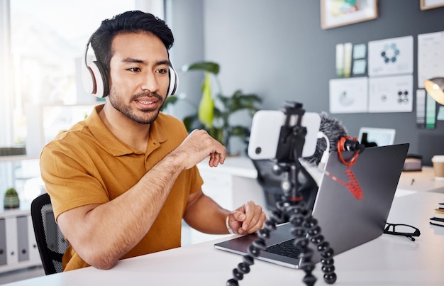 Foto transmisor de podcasts y transmisión en vivo con un hombre influyente que graba contenido tutorial en su oficina en casa trabajador independiente de internet y suscripción con un vlogger masculino creativo que trabaja en su estudio