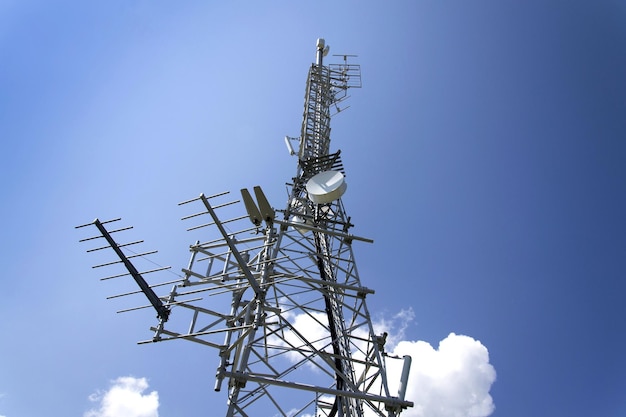 Transmisores y antenas en la torre de telecomunicaciones