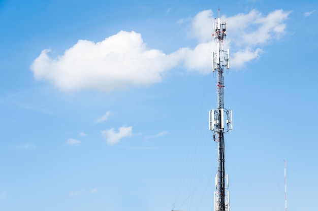 Transmisores de radioAntena de teléfono celular y torres de comunicación con fondo de cielo azul