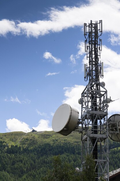 Foto transmisores de teléfonos celulares en la torre de telecomunicaciones en las montañas de livigno