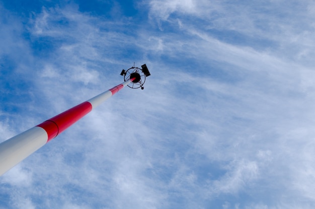 Transmissão, antena, pólo de torre de rádio no fundo do céu nublado.