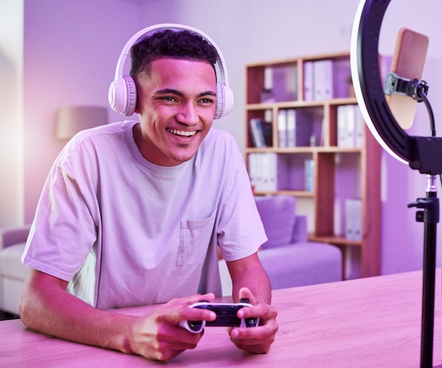 Foto transmissão ao vivo de esportes eletrônicos e influenciador jogando videogame on-line com controlador feliz pelo desafio virtual no vlog experiência do usuário da internet e jogador pessoal ou homem animado transmitindo jogos esportivos