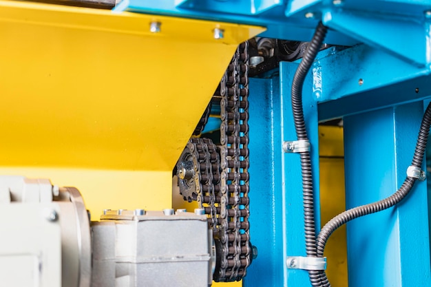 Transmissão de corrente em uma máquina industrial Elementos da máquina fechada para dobrar chapas de aço Equipamento industrial para metalurgia