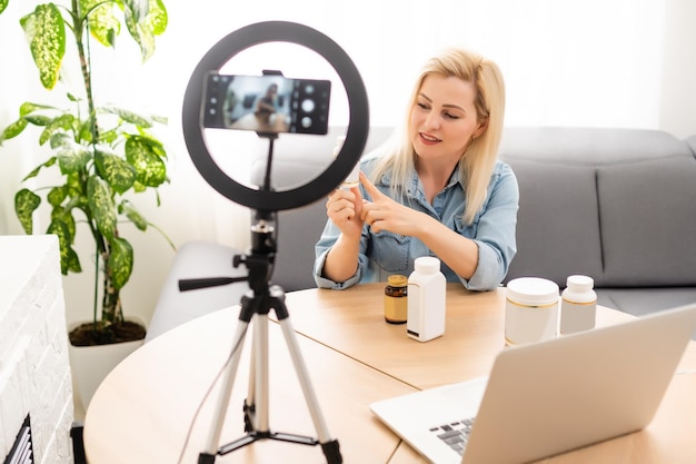 Transmissão De Gravação De Vlogger Feminino Em Casa.