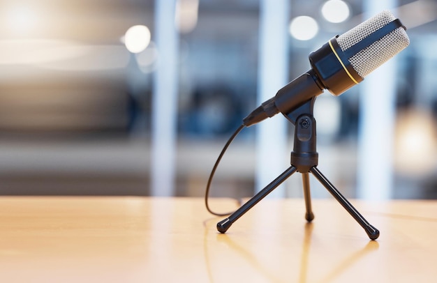 Transmissão de podcast e rádio com microfone no escritório para gravação de streaming ao vivo e maquete de entrevista Rede de tecnologia e notícias com equipamentos em estúdio para mídia de comunicação e áudio