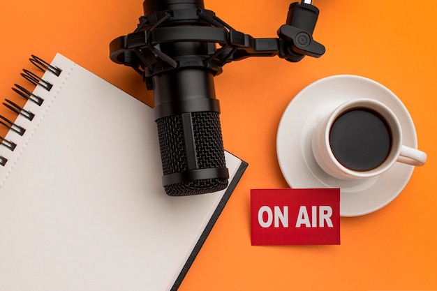 Foto transmissão de rádio matinal e café