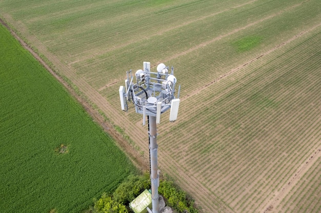 Transmitir antena móvel 4g lte 5g em um campo rural na zona rural