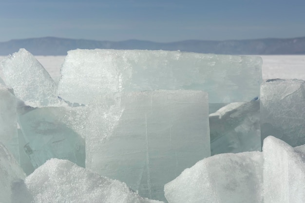 Transparente blaue Eishügel am Ufer des Baikalsees Sibirien Winterlandschaft Blick auf schneebedecktes Eis von