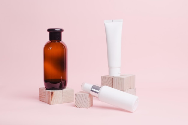 Transparente Flaschen und schlichtes weißes Verpackungsmodell für Kosmetikprodukte Geben Sie das Design Ihrer Marke ein oder