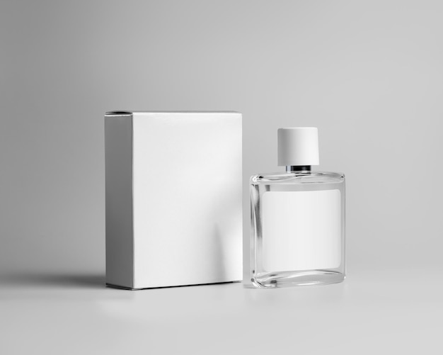 transparente Glasflasche mit Etikett Parfümbehälter weißer Karton für Design