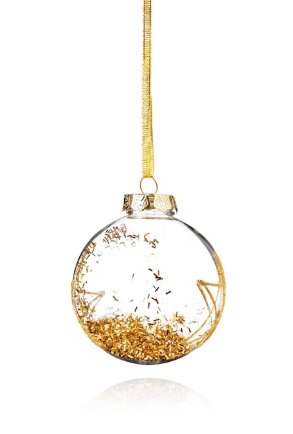 Transparente, isolierte Weihnachtsverzierung mit goldenen Glitzern, die auf weißem Hintergrund hängen