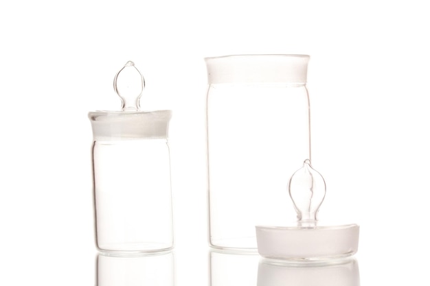 Transparente medizinische Flaschen getrennt auf Weiß