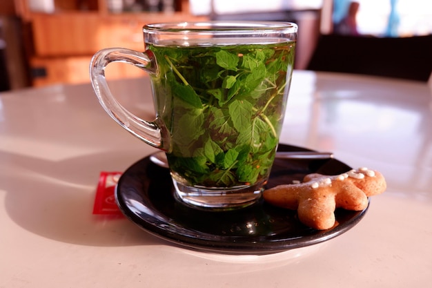 Foto transparente suppe aus marokkanischem minztee und ingwerplätzchen an der seite