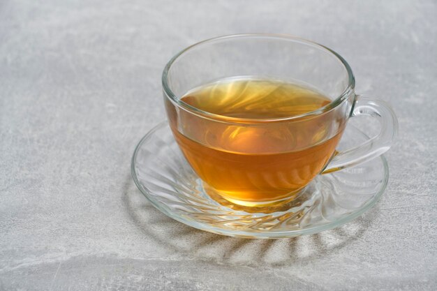 Transparente Tasse mit eingegossenem Tee
