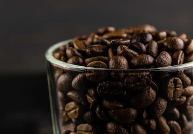 Transparente Tasse mit Kaffeebohnen hautnah