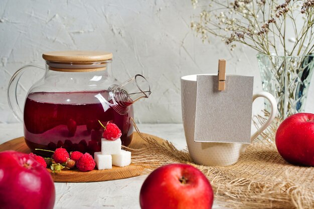 Transparente Teekanne mit rotem Tee mit Himbeeren und Äpfeln Detox antioxidatives Gesundheitsgetränk für zu Hause Kopierbereich Hochwertiges Foto