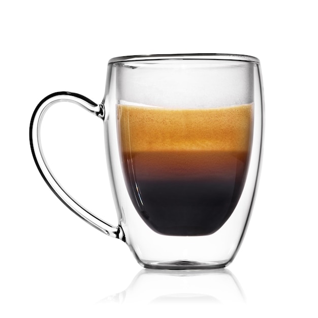 Transparenter Doppelwand-Glasbecher mit Espresso-Kaffee auf weißem Hintergrund