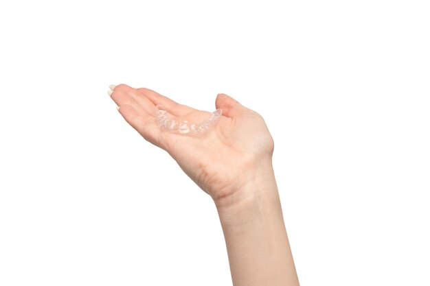 Transparenter Mundschutz in der Hand einer Frau isoliert auf weißem Hintergrund