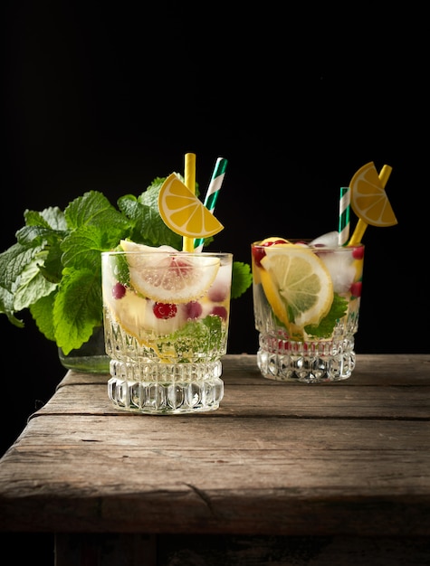 Transparentes Glas mit Limonade und Eisstücken, rote Beeren