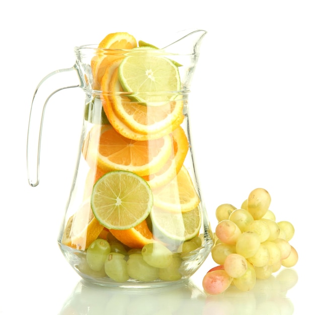 Transparentes Glas mit Zitrusfrüchten und Trauben, isoliert auf weiss