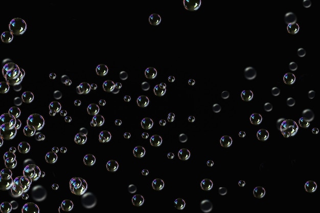 Transparenzseifenblasen auf einem dunklen schwarzen Hintergrund