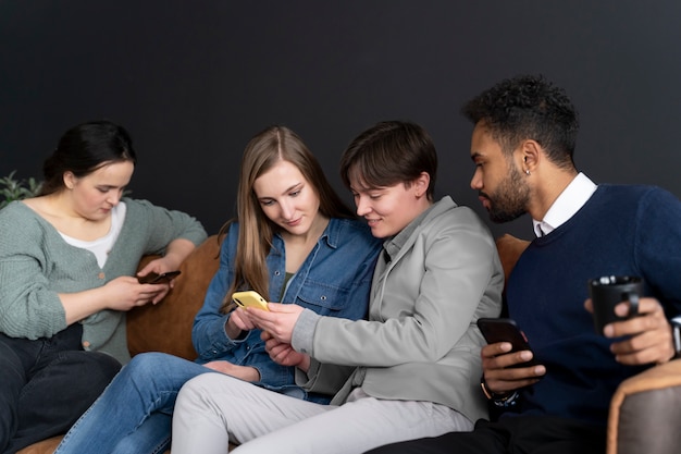 Foto transperson, die mit kollegen im büro arbeitet