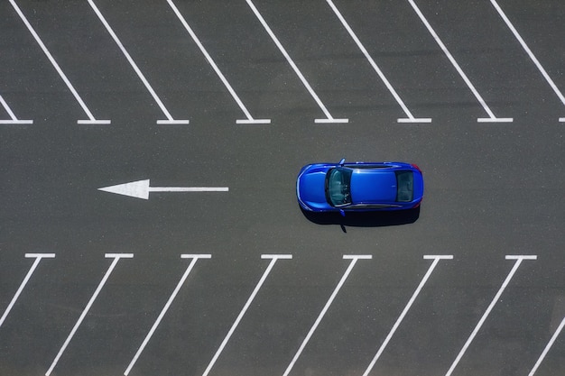 Transport Blick auf das Auto aus der Luft Auto auf einem leeren Parkplatz Blick auf das Fahrzeug von der Drohne aus Reisen Sie mit dem Auto