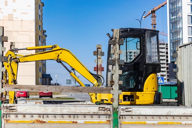 Transport eines Minibaggers zu einer Baustelle in einem LKW Kompaktbagger für Erdarbeiten