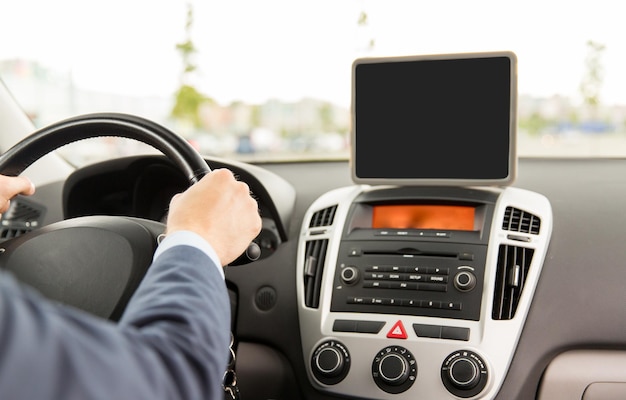 transport, geschäftsreise, technologie, navigation und personenkonzept - nahaufnahme eines jungen mannes mit tablet-pc-computer, der auto fährt