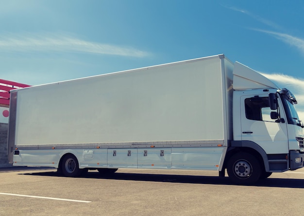 transport, güterverkehr, werbung und fahrzeugteilekonzept - lkw auf stadtparkplatz