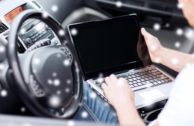 Transport, Menschen, Technologie und Fahrzeugkonzept - Nahaufnahme eines Menschen mit Laptop-Computer im Auto