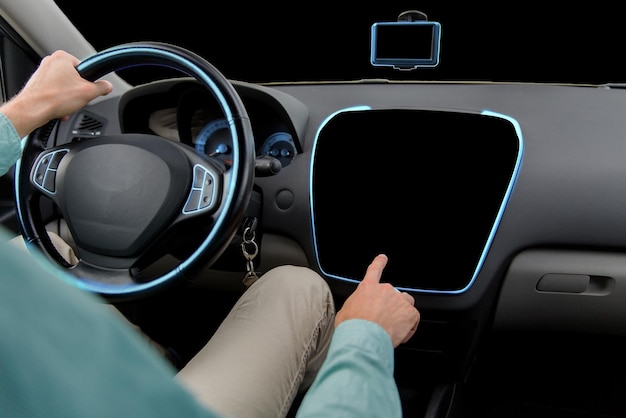 Transport, moderne Technologie und Personenkonzept - Nahaufnahme eines Mannes, der ein Auto fährt und mit dem Finger auf einen schwarzen Bildschirm an Bord des Computers zeigt