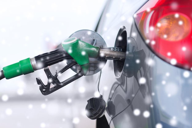 Transport-, Tank- und Fahrzeugkonzept - Nahaufnahme der Kraftstoffschlauchdüse im Autotank