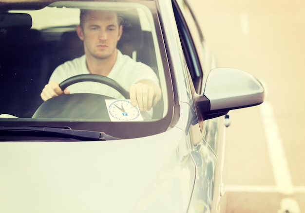 Transport- und Fahrzeugkonzept - Mann, der die Parkuhr auf dem Armaturenbrett des Autos unter der Windschutzscheibe platziert