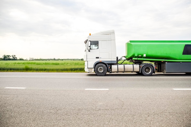 Transport von brennbaren Flüssigkeiten Güterfahrzeuge auf der Strecke Güterwagen LKW