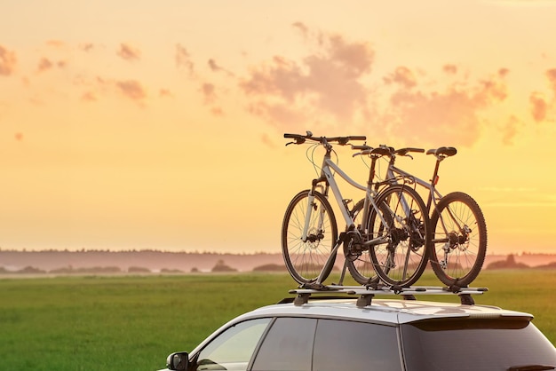 Transport von Fahrrädern auf dem Autodach für ein Sommerabenteuer Erkundung der offenen Straße Transport von Mountainbikes und anderer Ausrüstung auf dem Dach